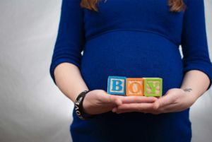 donna incinta con indennità di maternità